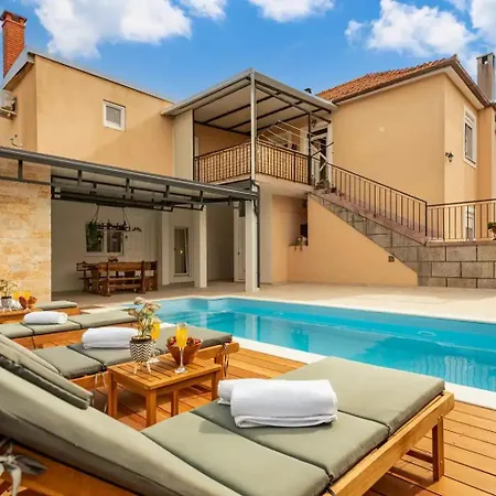 Relax S Bazenom I Vanjskim Kominom - * Zadar
