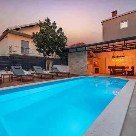 Relax S Bazenom I Vanjskim Kominom - Zadar