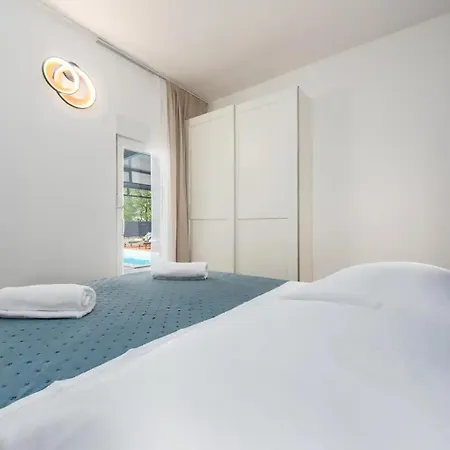 Lägenhet Relax S Bazenom I Vanjskim Kominom - *